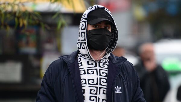 Эпидемия коронавируса - мужчина в маске и капюшоне - Sputnik Грузия
