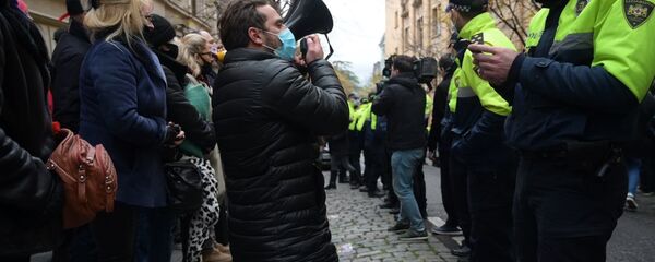 Акция протеста оппозиции у бокового входа в парламент Грузии 11 декабря 2020 года - Sputnik Грузия