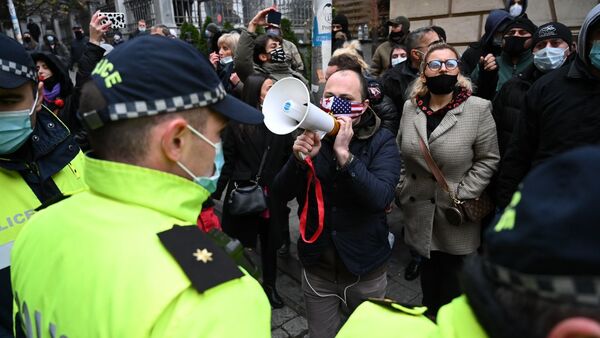 Мегафон, полиция и маски. Акция протеста оппозиции у бокового входа в парламент Грузии 11 декабря 2020 года - Sputnik Грузия