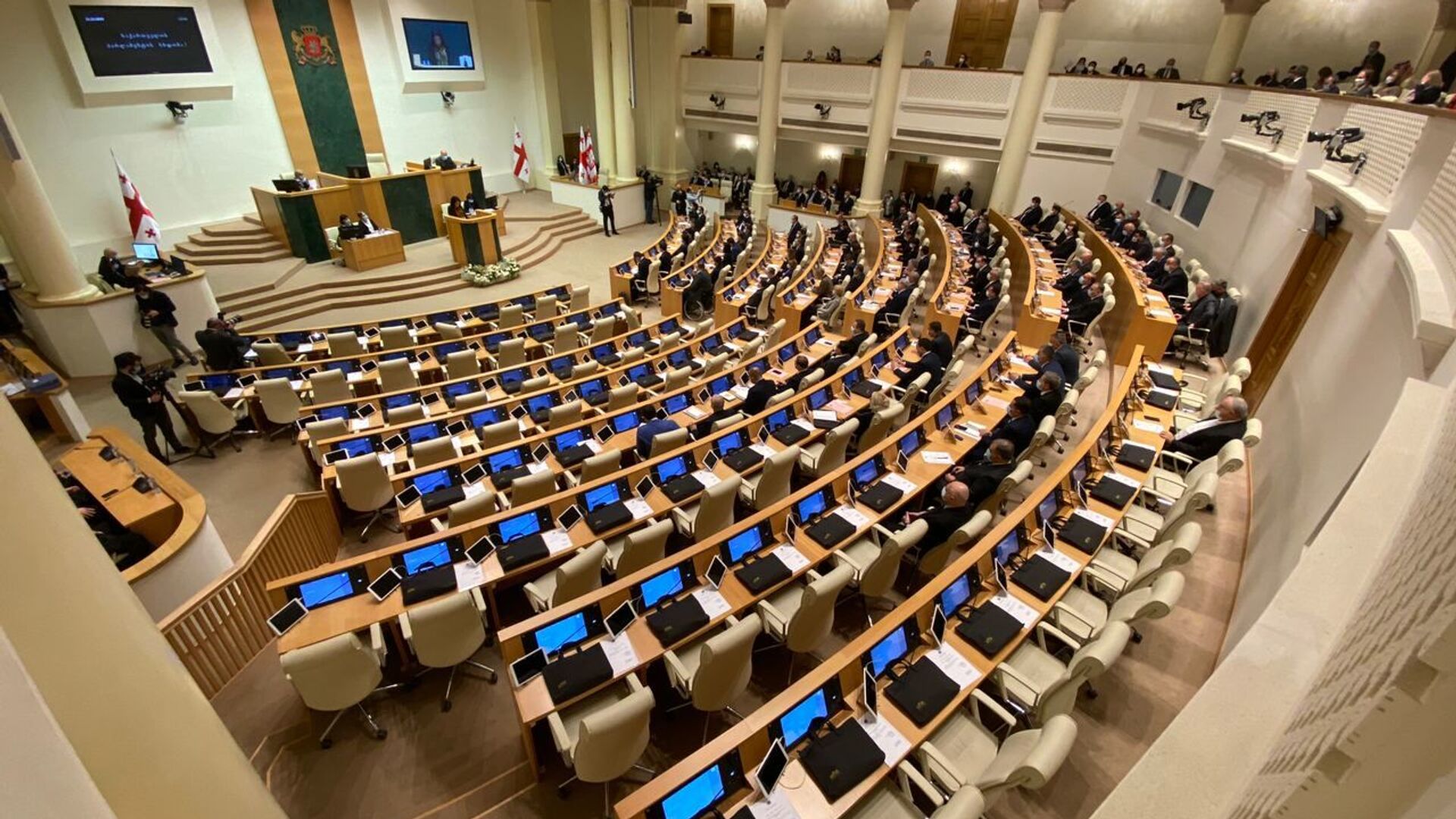 Пустые места в зале заседаний. Парламент Грузии десятого созыва начал работу 11 декабря 2020 года - Sputnik Грузия, 1920, 30.12.2021