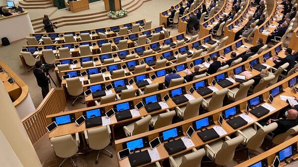 Пустые места в зале заседаний. Парламент Грузии десятого созыва начал работу 11 декабря 2020 года - Sputnik Грузия