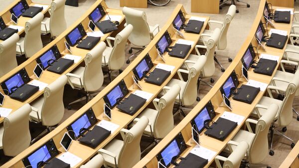 Пустые места в зале заседаний. Парламент Грузии десятого созыва начал работу 11 декабря 2020 года - Sputnik Грузия