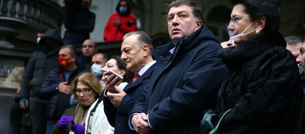 Гиги Угулава, Нино Бурджанадзе и Шалва Нателашвили. Оппозиция подписывает меморандум об отказе от депутатских мандатов 11 декабря 2020 года - Sputnik Грузия