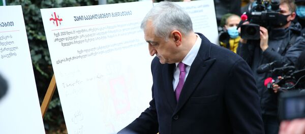 ოპოზიცია დეპუტატის მანდატებზე უარის შესახებ მემორანდუმს აწერს ხელს. ფოტოზე - მამუკა ხაზარაძე, „ლელო“ ოპოზიცია დეპუტატის მანდატებზე უარის შესახებ მემორანდუმს აწერს ხელს. ფოტოზე - მამუკა ხაზარაძე, „ლელო“ - Sputnik საქართველო