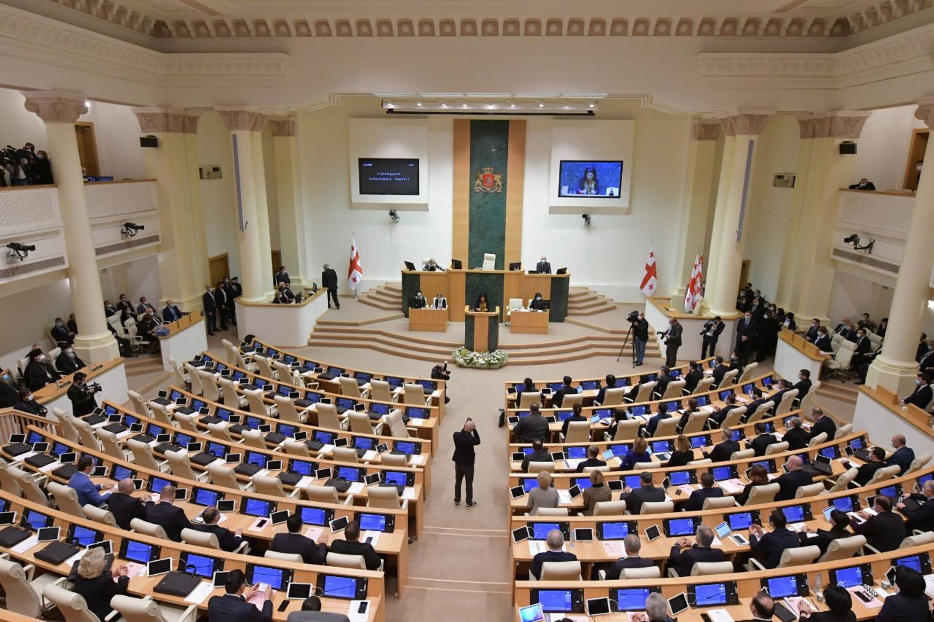 Пустые места в зале заседаний. Парламент Грузии десятого созыва начал работу 11 декабря 2020 года - Sputnik Грузия, 1920, 31.12.2021