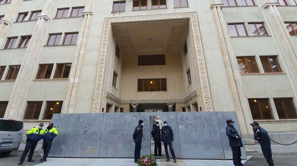 Парламент Грузии - охрана у верхнего входа и железный забор против оппозиции - Sputnik Грузия