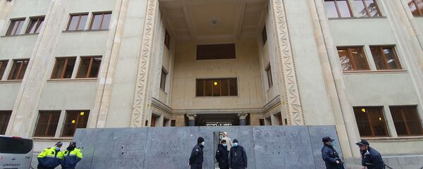 Парламент Грузии - охрана у верхнего входа и железный забор против оппозиции - Sputnik Грузия