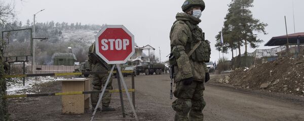 Блокпост российских миротворцев на въезде в город Шуша  - Sputnik Грузия