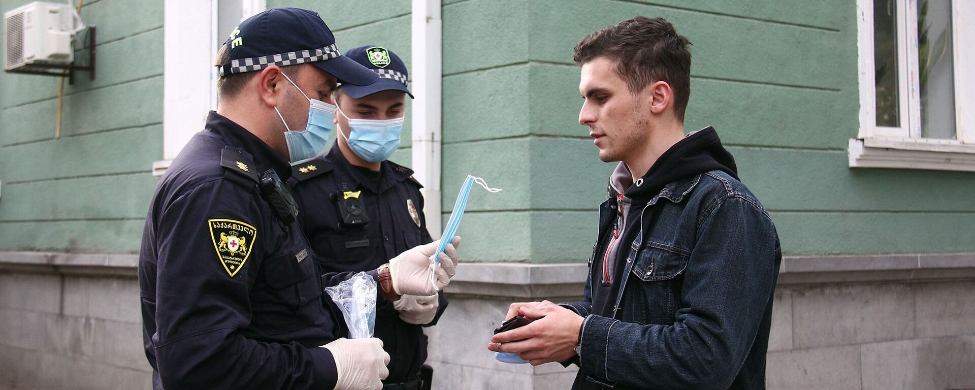 Эпидемия коронавируса - полиция проверяет как прохожие носят маски - Sputnik Грузия, 1920, 03.02.2021