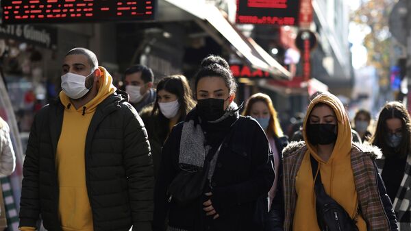 Пандемия коронавируса COVID 19 - прохожие в масках в Анкаре, Турция - Sputnik Грузия