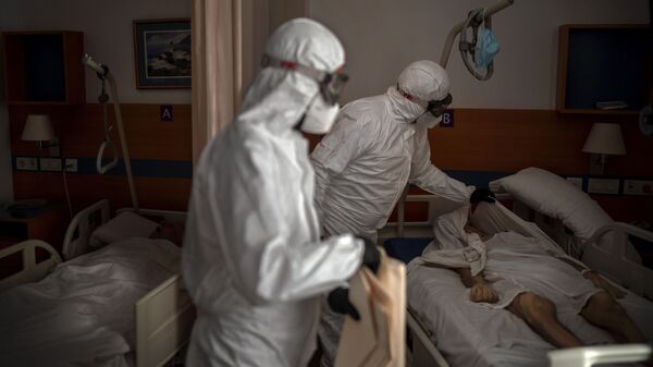 Пандемия коронавируса COVID 19 - врачи с погибшими пациентами в больнице в Барселоне, Испания - Sputnik Грузия