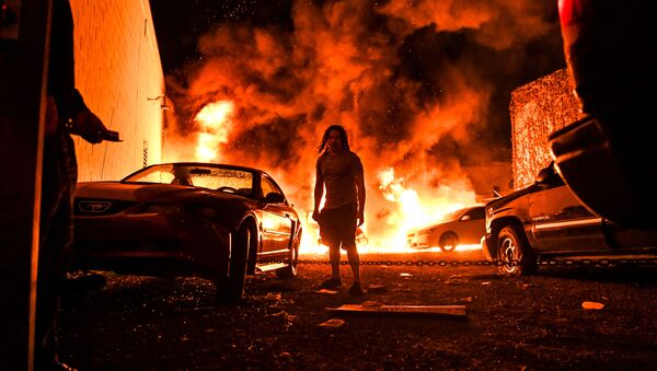 Горящие автомобили на фоне беспорядков, произошедших после смерти Джорджа Флойда от рук полицейских в Миннеаполисе, США  - Sputnik Грузия