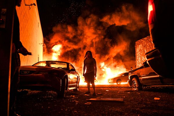 Горящие автомобили на фоне беспорядков, произошедших после смерти Джорджа Флойда от рук полицейских в Миннеаполисе - Sputnik Грузия
