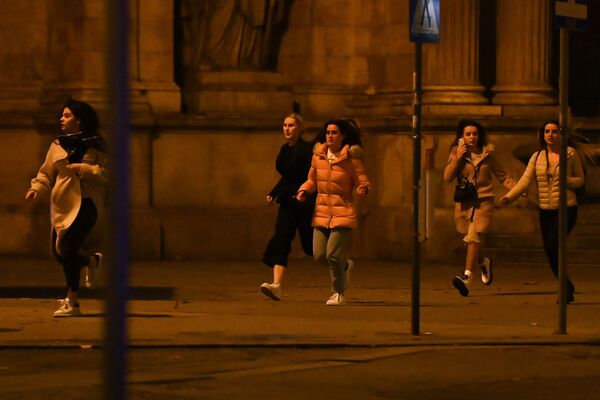 Девушки убегают с места расстрела террористом людей в Вене, второго ноября 2020 года - Sputnik Грузия