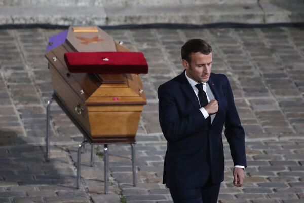 Президент Франции Эммануэль Макрон отдает дань уважения у гроба учителя Самюэля Пати, убитого и обезглавленного в результате исламистского нападения  - Sputnik Грузия