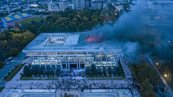 Горящее здание Белого дома в Бишкеке в результате протестов против результатов выборов, в октябре 2020 года - Sputnik Грузия