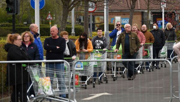 Жители Англии стоят в очереди за продуктами в супермаркет - Sputnik Грузия
