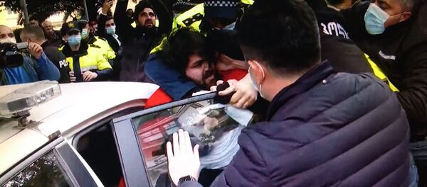 Стычка между протестующими и полицией в Батуми. Акция протеста 13 декабря 2020 года - Sputnik Грузия