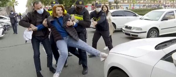 Стычка протестующих с полицией в Батуми во время акции протеста - видео - Sputnik Грузия