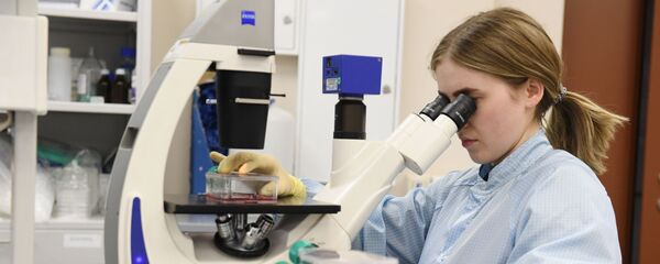 Сотрудница научно-исследовательской лаборатории готовит препарат - Sputnik Грузия