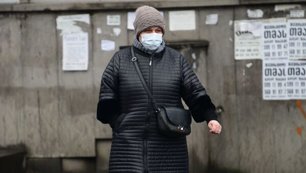 Эпидемия коронавируса - женщина зимой в защитной маске и теплой одежде - Sputnik Грузия