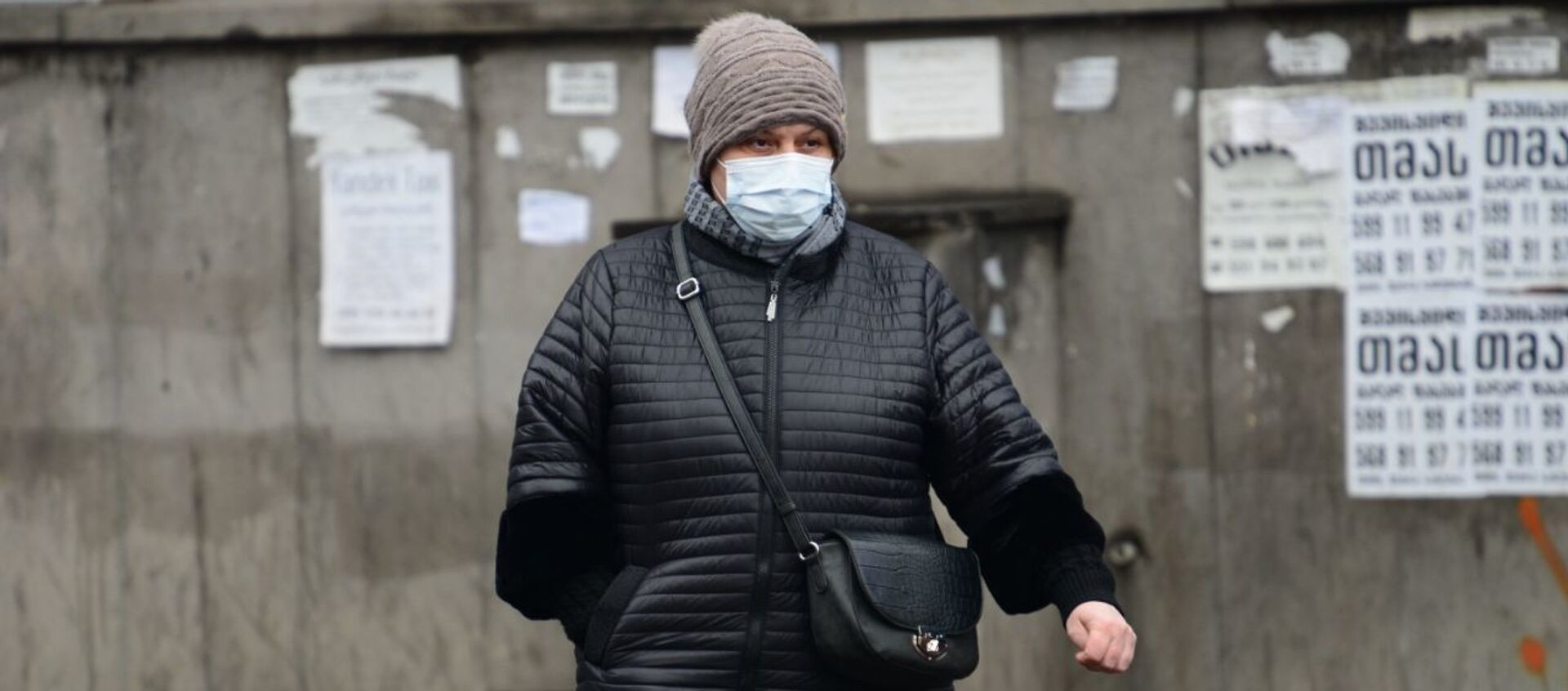 Эпидемия коронавируса - женщина зимой в защитной маске и теплой одежде - Sputnik Грузия, 1920, 14.12.2020