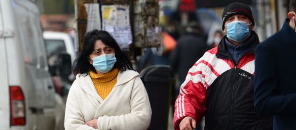 Эпидемия коронавируса - прохожие на улице в масках - Sputnik Грузия