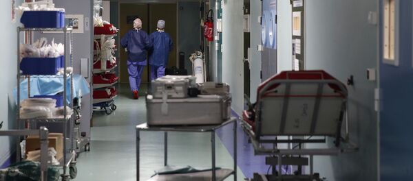 Пандемия коронавируса COVID 19 - врачи в отделении интенсивной терапии в больнице - Sputnik Грузия