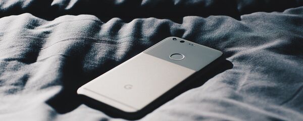 Смартфон в постели - Sputnik Грузия