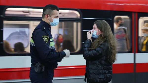Эпидемия коронавируса - полиция проверяет ношение масок в общественном транспорте - Sputnik Грузия