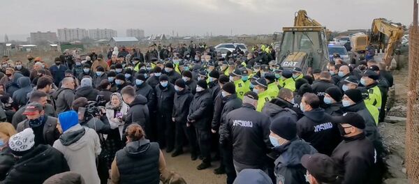 На окраине столицы Грузии начался снос незаконных построек - видео - Sputnik Грузия