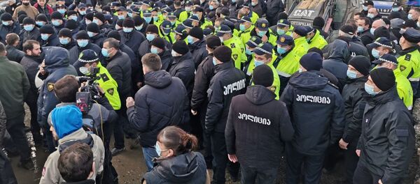 Патрульная полиция и бульдозеры. Снос незаконных построек в поселке Африка в Самгорском районе - Sputnik Грузия