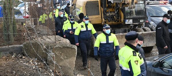 Бульдозеры и полиция. Снос незаконных построек в поселке Африка в Самгорском районе - Sputnik Грузия