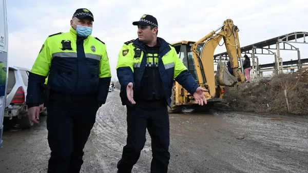 Бульдозеры и полиция. Снос незаконных построек в поселке Африка в Самгорском районе - Sputnik Грузия