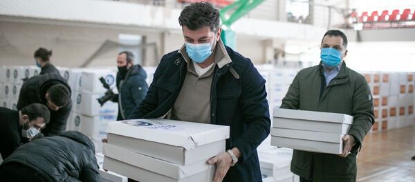 Мэрия столицы Грузии раздаёт продукты одиноким старикам и соцнезащищенным семьям - Sputnik Грузия