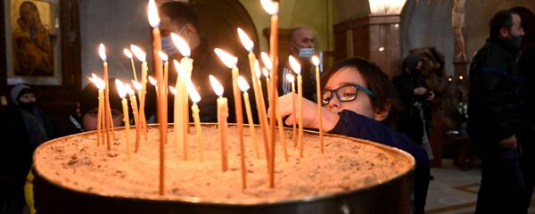 Эпидемия коронавируса. Церковная служба. Верующие в масках - Sputnik Грузия