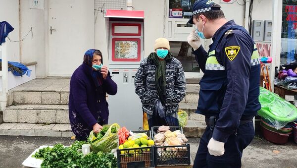 Эпидемия коронавируса - полиция проверяет ношение масок прохожими на улице - Sputnik Грузия