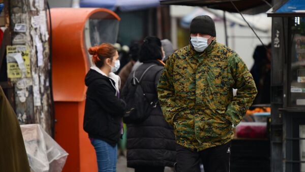 Эпидемия коронавируса - мужчина в маске идет по улице - Sputnik Грузия