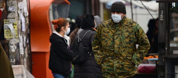 Эпидемия коронавируса - мужчина в маске идет по улице Эпидемия коронавируса - мужчина в маске идет по улице - Sputnik Грузия