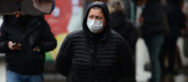 Эпидемия коронавируса - пожилая женщина на улице в маске - Sputnik Грузия