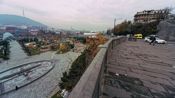 Вид на город Тбилиси в пасмурную погоду зимой - парк Рике и район Авлабари - Sputnik Грузия