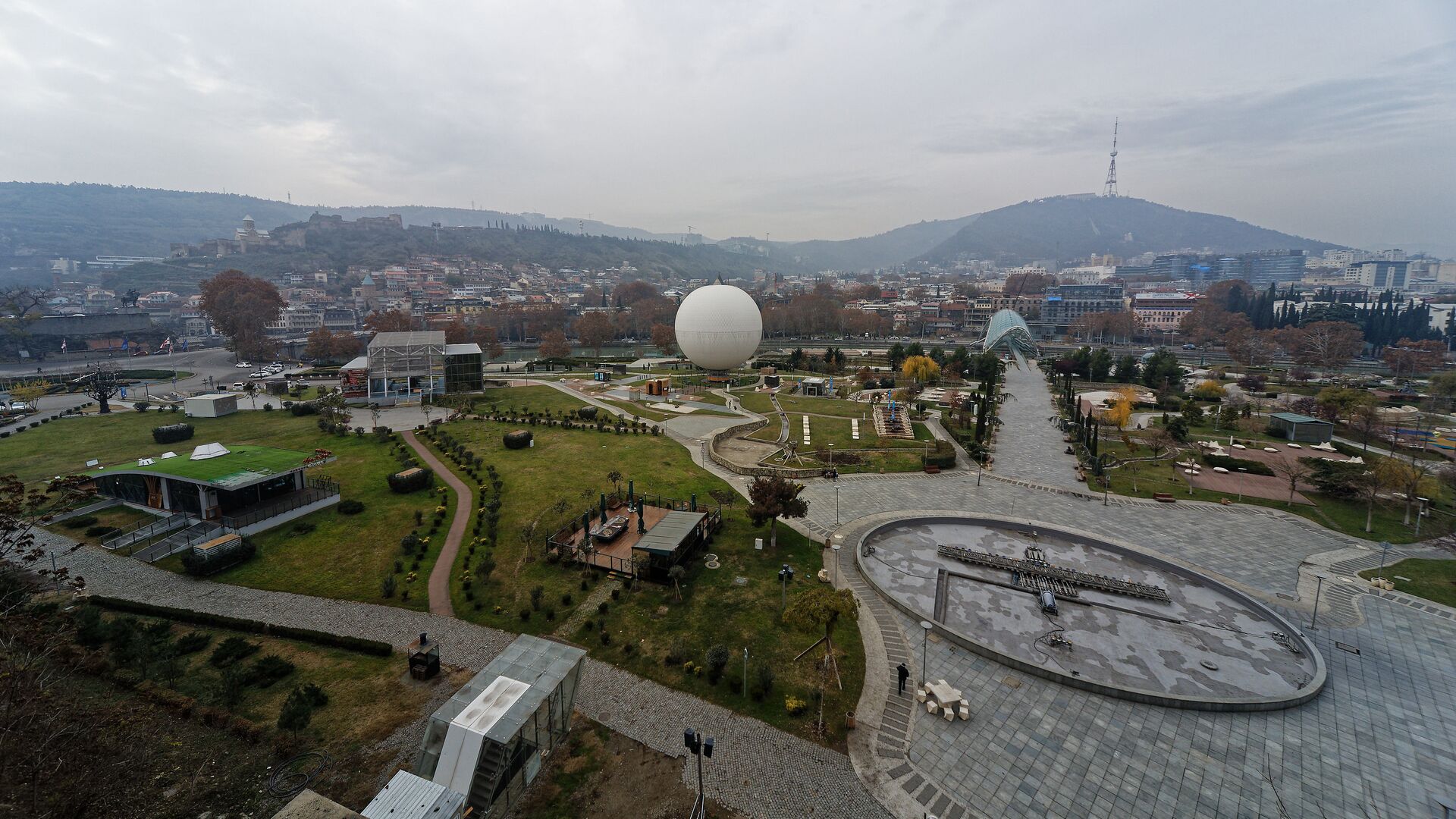 Вид на город Тбилиси в пасмурную погоду зимой - парк Рике - Sputnik Грузия, 1920, 10.01.2022
