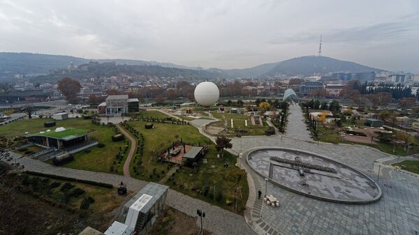 Вид на город Тбилиси в пасмурную погоду зимой - парк Рике - Sputnik Грузия