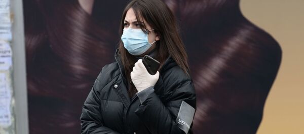 Эпидемия коронавируса - прохожие на улице в масках Эпидемия коронавируса - прохожие на улице в масках - Sputnik Грузия