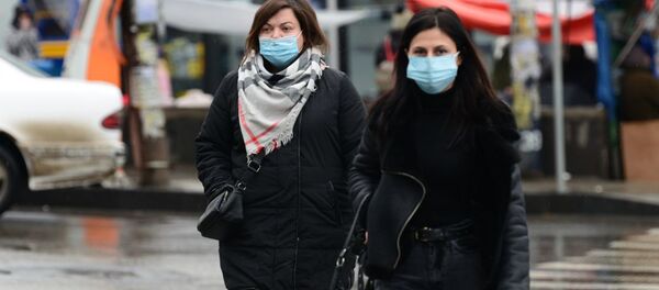 Эпидемия коронавируса - прохожие на улице в масках Эпидемия коронавируса - прохожие на улице в масках - Sputnik Грузия