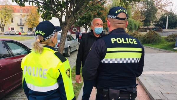 Эпидемия коронавируса - полиция проверяет ношение масок прохожими на улице - Sputnik Грузия