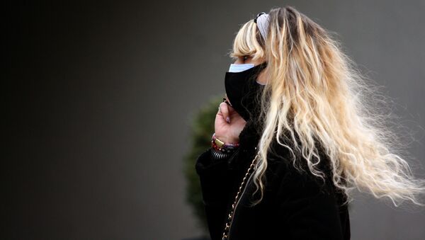 Эпидемия коронавируса - женщина идет по улице в маске - Sputnik Грузия