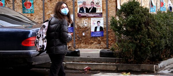 Эпидемия коронавируса - девушка в маске идет по улице - Sputnik Грузия