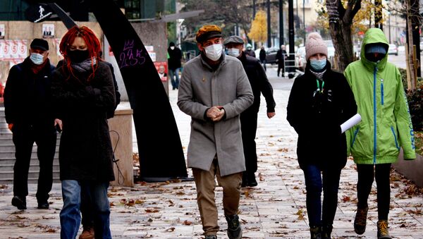 Эпидемия коронавируса - прохожие в масках идут по улице - Sputnik Грузия