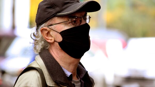 Эпидемия коронавируса - мужчина на улице в маске и очках - Sputnik Грузия